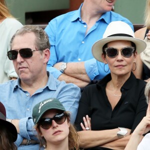 L'animatrice Cristina Cordula et son compagnon Frédéric Cassin - People dans les tribunes des Internationaux de France de tennis de Roland Garros à Paris. Le 25 mai 2016. © Dominique Jacovides / Bestimage