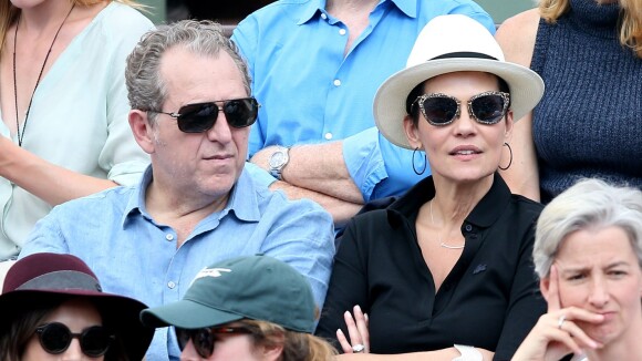 Cristina Cordula et son chéri, complices à Roland-Garros près de Jonathan Cohen