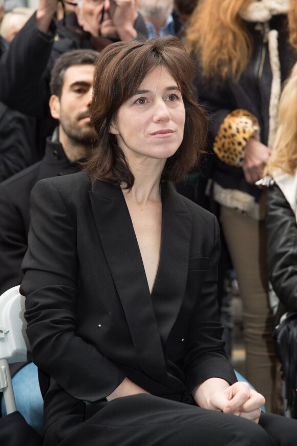 Charlotte Gainsbourg - Cérémonie d'inauguration de la plaque commémorative en l'honneur de Serge Gainsbourg, au 11 bis Rue Chaptal (où le chanteur passa une partie de son enfance), à Paris. Le 10 mars 2016