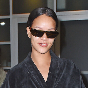 Rihanna à la sortie d'un immeuble en peignoir, chaussettes et claquettes après une séance photo à New York, le 27 mai 2016 © CPA/Bestimage