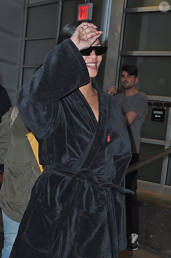 Rihanna à la sortie d'un immeuble en peignoir, chaussettes et claquettes après une séance photo à New York, le 27 mai 2016 © CPA/Bestimage