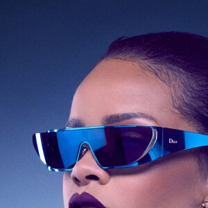 Rihanna retrouve Dior pour des lunettes de soleil futuristes à New York le 25 mai 2016.