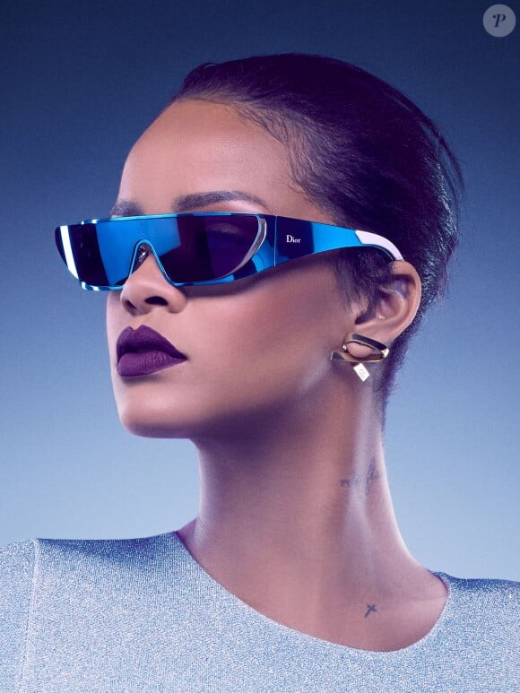Rihanna retrouve Dior pour des lunettes de soleil futuristes à New York le 25 mai 2016.