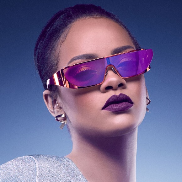 Rihanna retrouve Dior pour des lunettes de soleil futuristes à New York le 25 mai 2016.