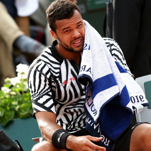 Jo-Wilfried Tsonga abandonne à cause d'une blessure au troisième tour des Internationaux de France de tennis à Roland Garros à Paris, le 28 mai 2016. © Dominique Jacovides/Bestimage