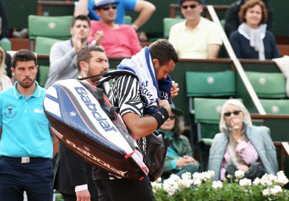 Jo-Wilfried Tsonga abandonne à cause d'une blessure au troisième tour des Internationaux de France de tennis à Roland Garros à Paris, le 28 mai 2016. © Dominique Jacovides/Bestimage