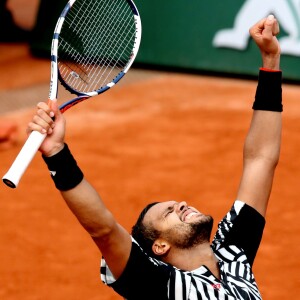 Jo-Wilfried Tsonga - Jo-Wilfried Tsonga se qualifie faca à Marcos Baghdatis en cinq sets lors du 2ème tour des internationaux de tennis de Roland Garros à Paris le 26 mai 2016. © Dominique Jacovides / Bestimage