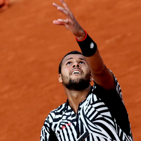 Jo-Wilfried Tsonga - Jo-Wilfried Tsonga se qualifie faca à Marcos Baghdatis en cinq sets lors du 2ème tour des internationaux de tennis de Roland Garros à Paris le 26 mai 2016. © Dominique Jacovides / Bestimage