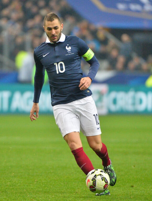 Karim benzema avec le brassard de capitaine de l'équipe de France en mars 2015 lors de France - Brésil à Saint-Denis.