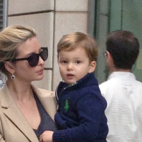 Exclusif - Ivanka Trump porte son fils Joseph dans les rues de New York, le 19 mai 2016.