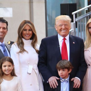 Donald Trump (au centre) et (de gauche à droite) sa fille Tiffany Trump, son fils Donald Jr Trump, sa femme Melania Trump, sa fille Ivanka Trump et son fils Eric Trump et devant ses petits enfants Kai Trump et Donald Trump III (les enfants de Donald Jr Trump) - Donald Trump, candidat aux primaires du Parti républicain pour l'élection présidentielle de 2016, participe en famille à l'émission "Today" à la Trump Town Hall, Rockefeller Plaza à New York, le 21 avril 2016. © Sonia Moskowitz/Globe Photos via ZUMA Wire/Bestimage