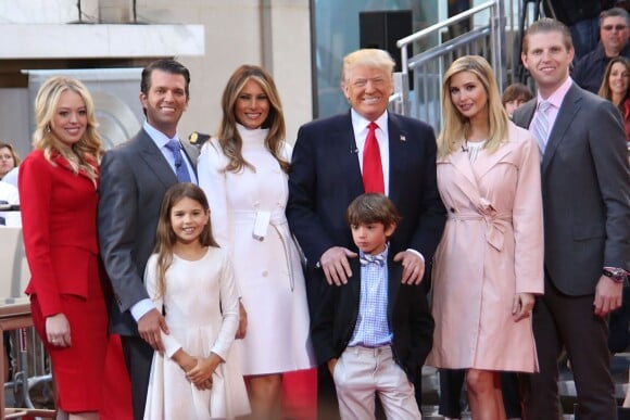 Donald Trump (au centre) et (de gauche à droite) sa fille Tiffany Trump, son fils Donald Jr Trump, sa femme Melania Trump, sa fille Ivanka Trump et son fils Eric Trump et devant ses petits enfants Kai Trump et Donald Trump III (les enfants de Donald Jr Trump) - Donald Trump, candidat aux primaires du Parti républicain pour l'élection présidentielle de 2016, participe en famille à l'émission "Today" à la Trump Town Hall, Rockefeller Plaza à New York, le 21 avril 2016. © Sonia Moskowitz/Globe Photos via ZUMA Wire/Bestimage