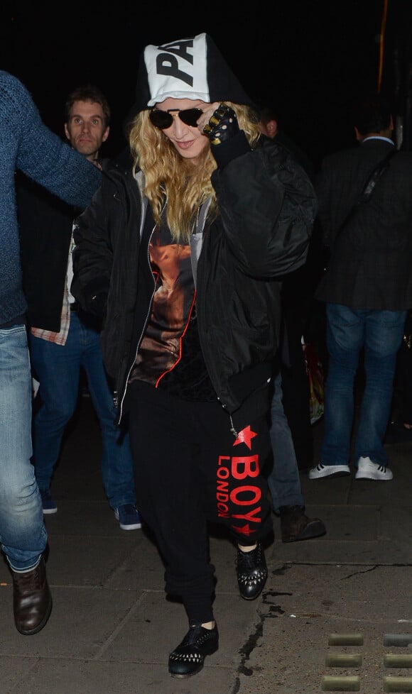 Exclusif - Madonna, de bonne humeur, et son fils Rocco Ritchie arrivent au théâtre pour assister au spectacle "You Me Bum Bum Train" à Londres. Le 16 avril 2016 yone must sign before entering...even for the queen of pop!16/04/2016 - Londres