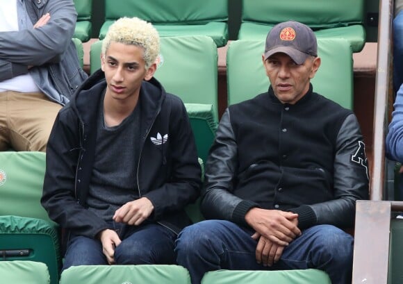 Roschdy Zem et son fils Chad - People dans les tribunes des internationaux de France de tennis à Roland Garros le 1er juin 2016. © Dominique Jacovides / Bestimage