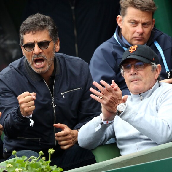 Pascal Elbé, Michel Boujenah - People dans les tribunes des internationaux de France de tennis à Roland Garros le 1er juin 2016. © Dominique Jacovides / Bestimage