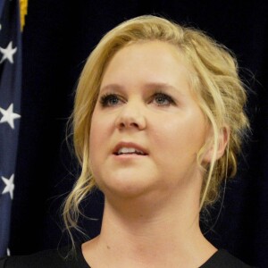 La scénariste Amy Schumer lors d'une conférence de presse avec son cousin le sénateur démocrate Chuck Schumer sur la question du port d'armes aux Etats-Unis à New York, le 3 août 2015. Amy Schumer avait promis de prendre position après qu'un un homme a ouvert le feu sur des spectateurs du film Trainwreck, le 23 julllet 2015 dernier en Louisiane.