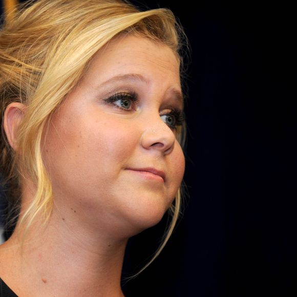 La scénariste Amy Schumer lors d'une conférence de presse avec son cousin le sénateur démocrate Chuck Schumer sur la question du port d'armes aux Etats-Unis à New York, le 3 août 2015. Amy Schumer avait promis de prendre position après qu'un un homme a ouvert le feu sur des spectateurs du film Trainwreck, le 23 julllet 2015 dernier en Louisiane.