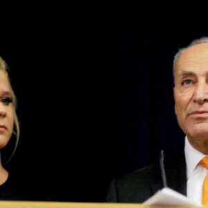 La scénariste Amy Schumer lors d'une conférence de presse avec son cousin le sénateur démocrate Chuck Schumer sur la question du port d'armes aux Etats-Unis à New York, le 3 août 2015. Amy Schumer avait promis de prendre position après qu'un un homme a ouvert le feu sur des spectateurs du film Trainwreck, le 23 julllet 2015 dernier en Louisiane.