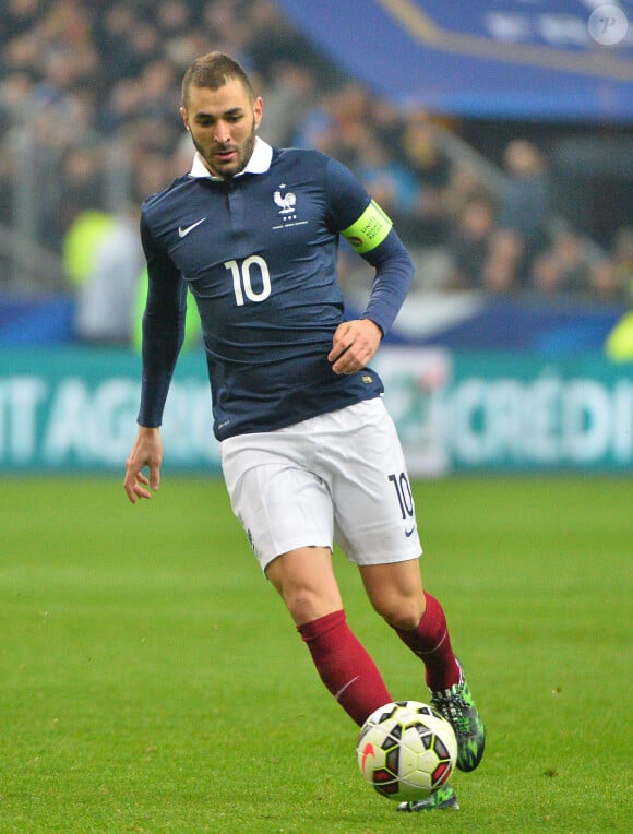 Karim benzema avec le brassard de capitaine de l'équipe de France en mars 2015 lors de France - Brésil à Saint-Denis.