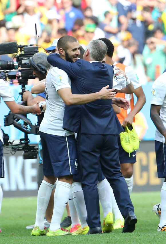 Karim Benzema et Didier Deschamps lors du match France - Nigéria à Brasilia au Brésil, le 30 juin 2014, lors de la coupe du monde de la FIFA 2014.