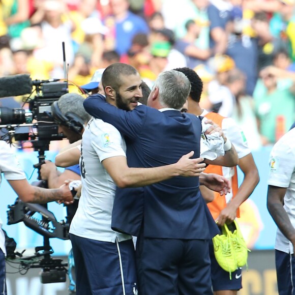 Karim Benzema et Didier Deschamps lors du match France - Nigéria à Brasilia au Brésil, le 30 juin 2014, lors de la coupe du monde de la FIFA 2014.