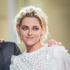 Kristen Stewart (bagues et boucles d'oreilles Messika et robe Chanel) - Montée des marches du film "Personal Shopper" lors du 69e Festival International du Film de Cannes. Le 17 mai 2016. © Cyril Moreau/Bestimage