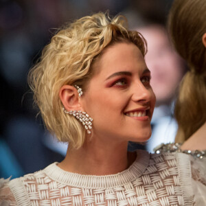 Kristen Stewart (bagues et boucles d'oreilles Messika et robe Chanel) - Montée des marches du film "Personal Shopper" lors du 69e Festival International du Film de Cannes. Le 17 mai 2016. © Cyril Moreau/Bestimage