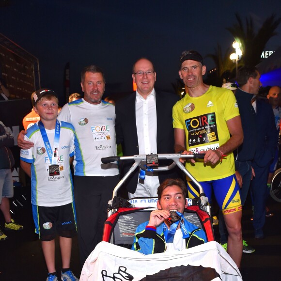 Le prince Albert II de Monaco est venu à l'arrivée de l'Iroman 2016 à Nice le 5 juin 2016, pour féliciter l'équipage Christophe Santoni / Kevin Roustand. L'association "Un sourire, un espoir pour la vie" de Pascal Olmeta a permis à Kevin de réaliser son rêve de participer à la course. © Bruno Bebert/Bestimage
