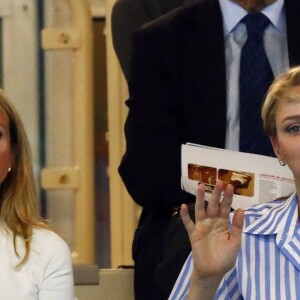 La princesse Charlene de Monaco avec son frère Gareth Wittstock et Catharina Elliot, de sa fondation, lors des finales du XXXIVe Meeting Mare Nostrum à la piscine du Stade Louis II le 5 juin 2016. © Jean-Charles Vinaj/Pool Monaco/Bestimage