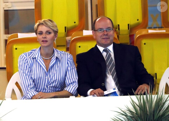 La princesse Charlene et le prince Albert II de Monaco lors des finales du XXXIVe Meeting Mare Nostrum à la piscine du Stade Louis II le 5 juin 2016. © Jean-Charles Vinaj/Pool Monaco/Bestimage