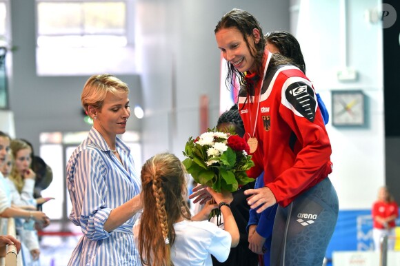 La princesse Charlene de Monaco a remis des médailles lors des finales du XXXIVe Meeting Mare Nostrum à la piscine du Stade Louis II le 5 juin 2016. © Bruno Bebert/Bestimage