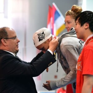 Le prince Albert II de Monaco remettant des médailles lors des finales du XXXIVe Meeting Mare Nostrum à la piscine du Stade Louis II le 5 juin 2016. © Bruno Bebert/Bestimage