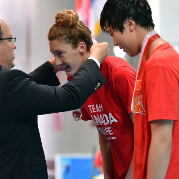 Le prince Albert II de Monaco remettant des médailles lors des finales du XXXIVe Meeting Mare Nostrum à la piscine du Stade Louis II le 5 juin 2016. © Bruno Bebert/Bestimage