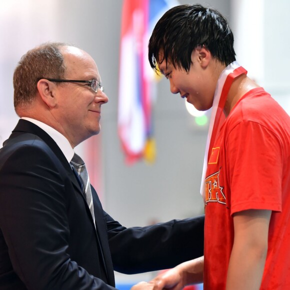 Le prince Albert II de Monaco remettant des médailles lors des finales du XXXIVe Meeting Mare Nostrum à la piscine du Stade Louis II le 5 juin 2016. © Bruno Bebert/Bestimage