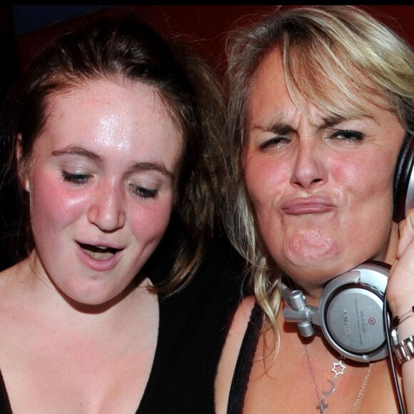 Valérie Damidot et sa fille Roxane mixent au Murano à Paris en 2010.