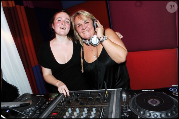 Valérie Damidot et sa fille Roxane mixent au Murano à Paris en 2010.
