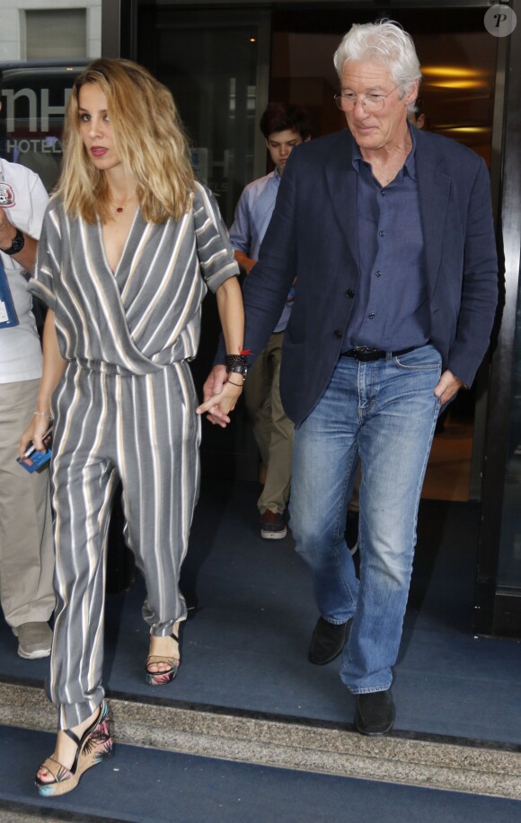 Richard Gere et sa compagne Alejandra Silva se promènent dans les rues de Milan, le 28 mai 2016