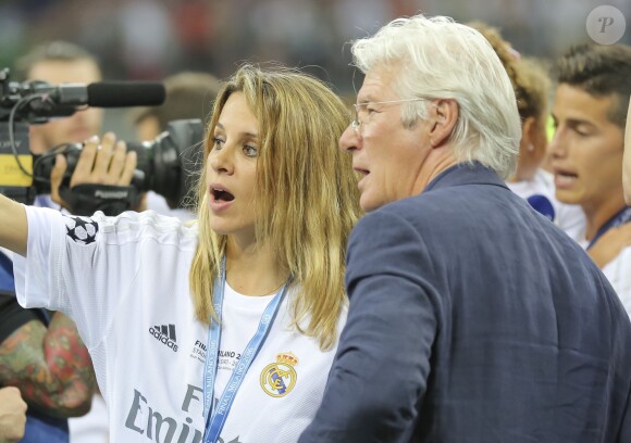 Richard Gere et sa compagne Alejandra Silva assistent à la finale de la ligue des champions remportée par Le Real Madrid face à l'Atletico de Madrid à Milan le 28 mai 2016.