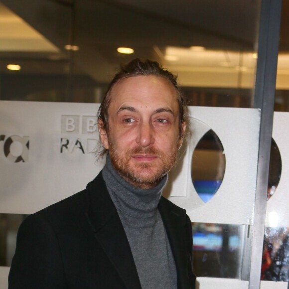 David Guetta quitte les studios de la radio BBC à Londres, où il a fait une apparition dans l'émission "Breakfast Show". Le 7 décembre 2015