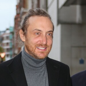 David Guetta quitte les studios de la radio BBC à Londres, où il a fait une apparition dans l'émission "Breakfast Show". Le 7 décembre 2015