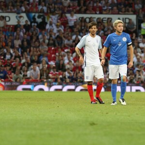 Louis Tomlinson et Niall Horan à un Match de football caritatif au stade Old Trafford à Manchester, le 5 juin 2016.