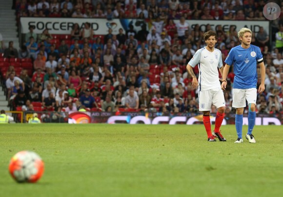 Louis Tomlinson et Niall Horan à un Match de football caritatif au stade Old Trafford à Manchester, le 5 juin 2016.