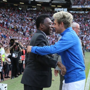 Pele et Niall Horan à un Match de football caritatif au stade Old Trafford à Manchester, le 5 juin 2016.