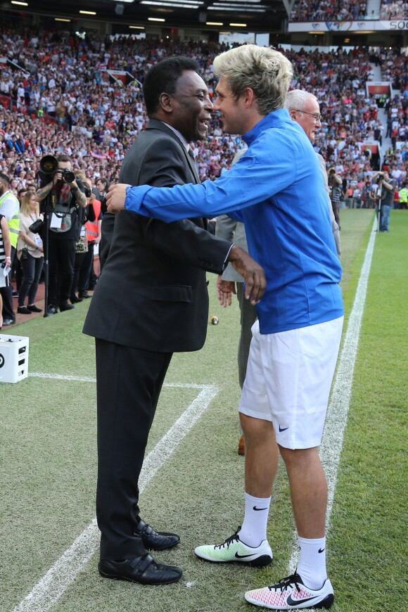 Pele et Niall Horan à un Match de football caritatif au stade Old Trafford à Manchester, le 5 juin 2016.