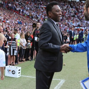 Pele et Michael Sheen à un Match de football caritatif au stade Old Trafford à Manchester, le 5 juin 2016.