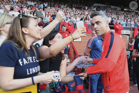 Robbie Williams à un Match de football caritatif au stade Old Trafford à Manchester, le 5 juin 2016.