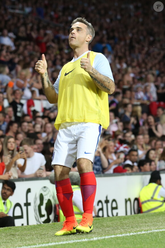 Robbie Williams - Match de football caritatif au stade Old Trafford à Manchester, le 5 juin 2016.