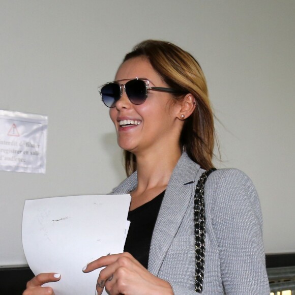 Nabilla Benattia quitte le tribunal de Nanterre avec son compagnon Thomas Vergara le 19 mai 2016. Elle est condamnée à 24 mois de prison dont 6 mois ferme pour avoir poignardé son compagnon Thomas Vergara. Le couple s'embrasse tendrement devant les caméras et sort avec le sourire.