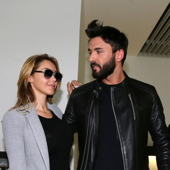 Nabilla Benattia quitte le tribunal de Nanterre avec son compagnon Thomas Vergara le 19 mai 2016. Elle est condamnée à 24 mois de prison dont 6 mois ferme pour avoir poignardé son compagnon Thomas Vergara. Le couple s'embrasse tendrement devant les caméras et sort avec le sourire.
