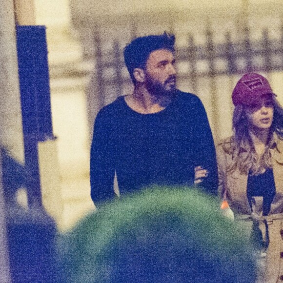 Exclusif - Nabilla Benattia et son compagnon Thomas Vergara promènent leur chien vers 1h du matin et rentrent à leur hôtel à Paris, le 28 avril 2016. Thomas est en short alors qu'il fait 2 degrés!